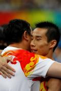 图文-奥运会男子鞍马决赛 肖钦和教练拥抱