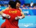 图文-奥运体操男子吊环决赛 陈一冰和教练拥抱