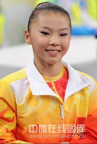图文-体操女子高低杠决赛 何可欣开心笑容