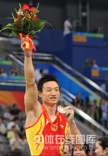 图文-陈一冰夺得男子吊环金牌 杨威展示奖牌