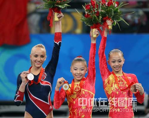 图文-体操女子高低杠决赛何可欣夺金 三块奖牌