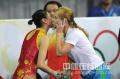 图文-中国选手何雯娜夺得女子蹦床冠军 和对手问候