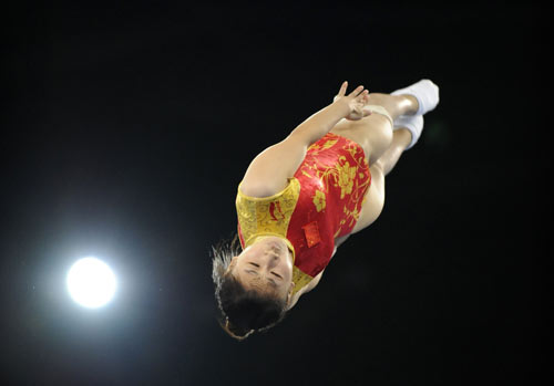 图文-体操女子蹦床决赛打响 何雯娜空中技巧