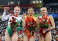 图文-体操女子蹦床决赛打响 展示手中的奖牌
