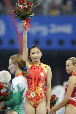 图文-中国夺得女子蹦床金牌 何雯娜举起鲜花