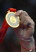 图文-奥运会体操男子吊环决赛 陈一冰展示金牌