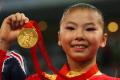 图文-奥运体操女子高低杠决赛 何可欣展示金牌