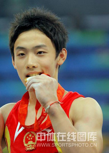 图文-[奥运]体操男子单杠 邹凯享受金牌