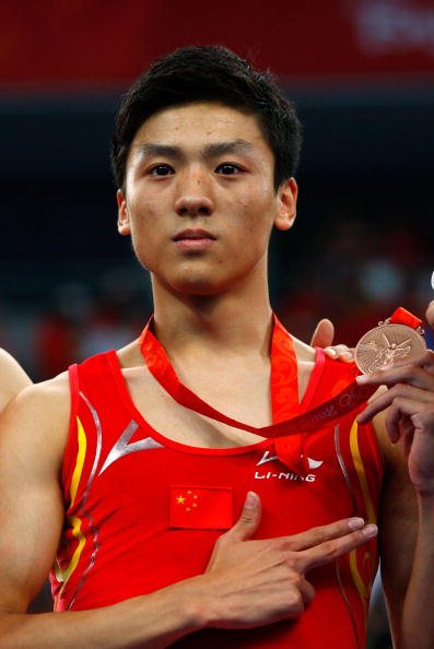 图文-奥运会蹦床男子个人决赛 董栋拿到比赛铜牌