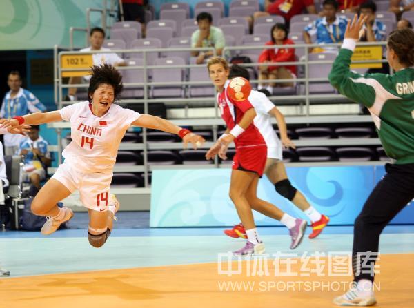图文-[女子手球]中国23-30挪威 14号发力一掷