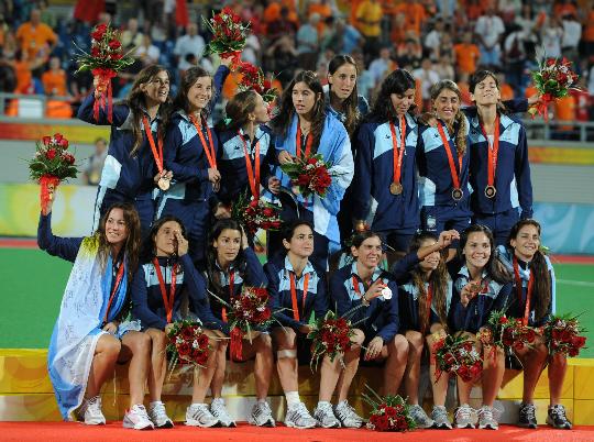 图文-奥运会曲棍球女子颁奖仪式 阿根廷队员合影