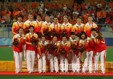 图文-奥运会曲棍球女子颁奖仪式 亚军集体照