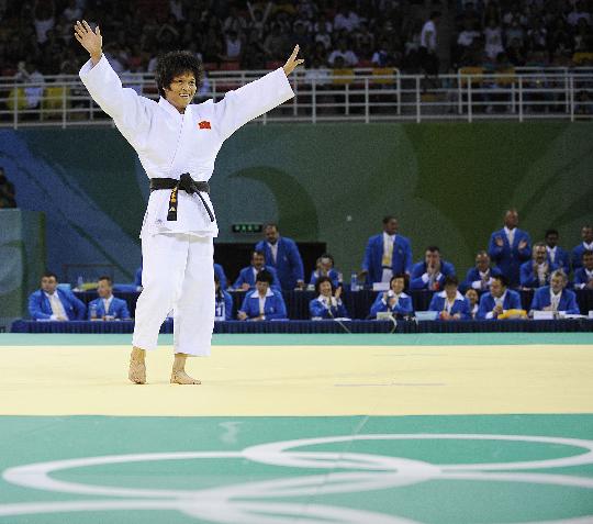 图文-冼东妹夺得女子52公斤级金牌 开心张开双臂