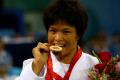 图文-奥运柔道女子52公斤级 冼东妹品尝金牌