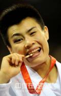 图文-女子柔道57公斤级许岩夺得铜牌 铜牌也要验
