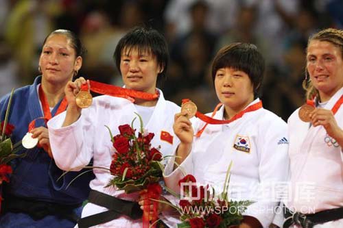 图文-杨秀丽获柔道女子78公斤级金牌 四块奖牌展示