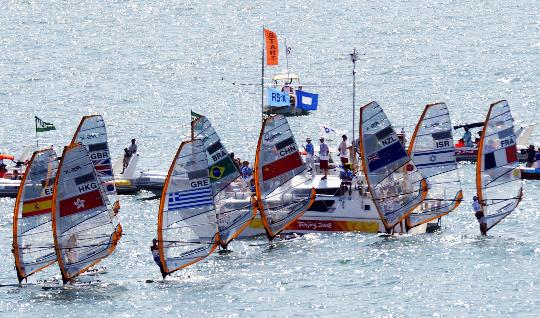 图文-新西兰选手获男子帆板冠军 竞争比较激烈