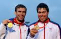 图文-英国获男子龙骨艇星级冠军 欣喜展示金牌
