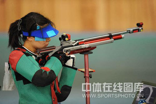 图文-奥运会女子10米气步枪比赛打响 这一枪很稳