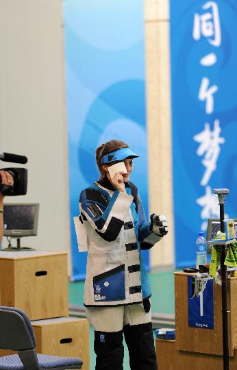 图文-埃蒙斯夺得北京奥运首金 赛后心情很好