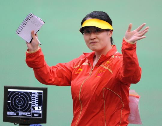 图文-女子25米运动手枪陈颖夺冠 向观众挥手致意