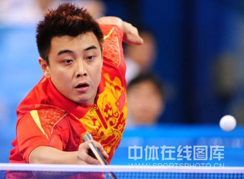 图文-奥运乒乓球男子团体决赛赛况 王皓轻轻接球