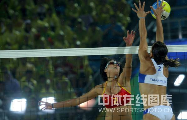 图文-女子沙滩排球中国胜希腊 希腊队跳起拦防
