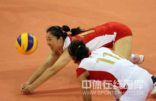 图文-[奥运会]中国女排3-1逆转波兰 倒地险救球