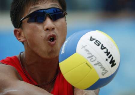图文-奥运会男子沙滩排球预赛 徐林胤奋力接球