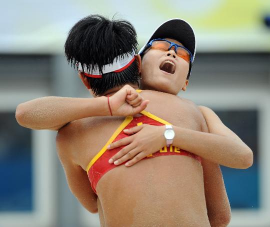 图文-奥运女子沙排中国战胜挪威 王杰田佳庆祝胜利
