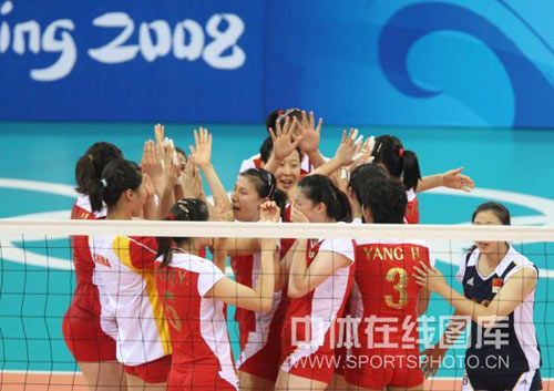 图文-女子排球中国胜俄罗斯 集体欢庆场面