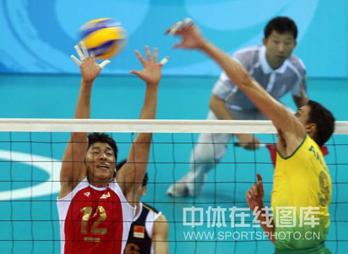 图文-男排1/4决赛中国0-3巴西 顽强阻击对手