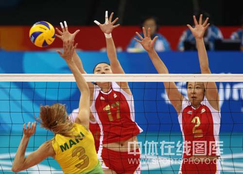 图文-奥运女排半决赛中国VS巴西 双人拦网
