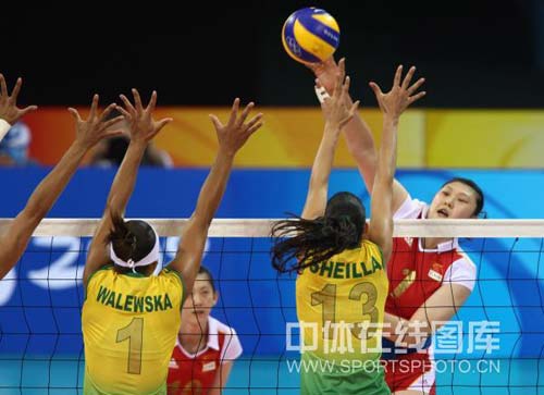 图文-奥运女排半决赛中国VS巴西 王一梅进攻