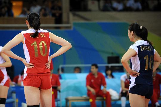 图文-女排中国队无缘决赛 女排姑娘们失望的背影