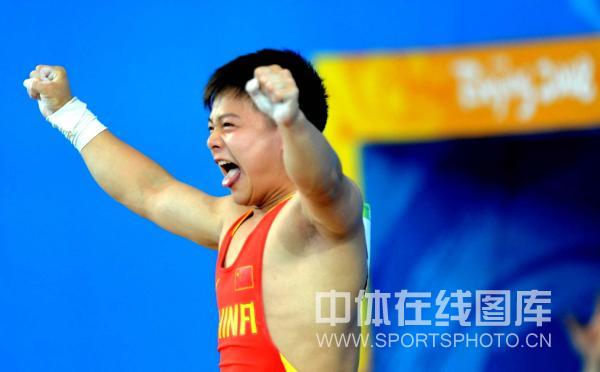 图文-男举56公斤级龙清泉夺冠 调皮做做鬼脸