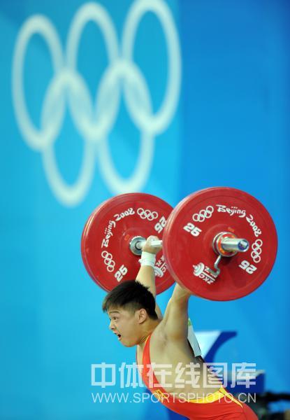 图文-男举56公斤级龙清泉夺冠 杠铃在清泉头上