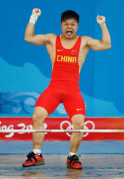 图文-男子举重56公斤级比赛 龙清泉庆祝夺金