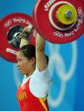 图文-女子举重58公斤级比赛 陈艳青神色轻松