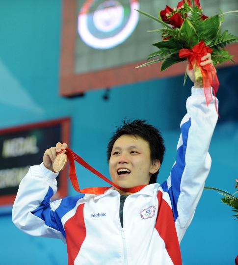 图文-中华台北选手获得铜牌 卢映�在领奖台上