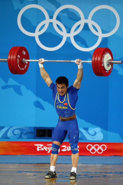 图文-举重男子69公斤级比赛 廖辉大吼举起杠铃