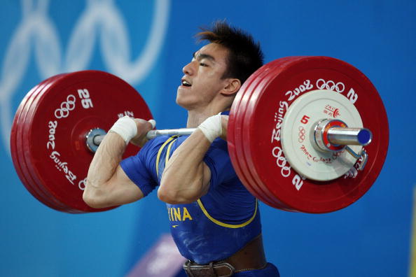 图文-举重男子69公斤级比赛 廖辉感受杠铃重量