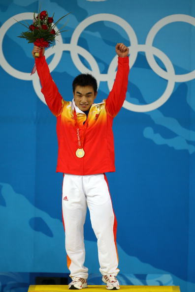 图文-举重男子69公斤级比赛 廖辉领奖台上风采