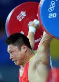 图文-奥运男子举重77公斤级决赛 用尽全力举起