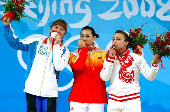 图文-女子举重75公斤级决赛 曹磊品尝金牌滋味