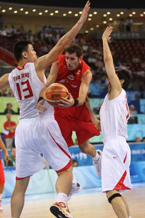 Photo: China loses to Spain 85-75 in men's basketball group match