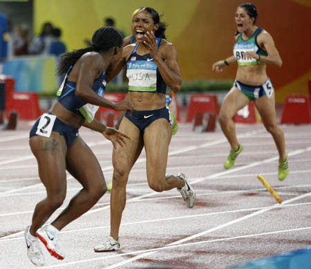 Photo: OMG, USA drop baton during women's 4x100m