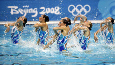 Photo: Russia takes double golds in synchronized swimming