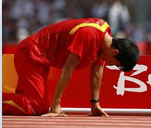 Atleta chino Liu Xiang abandona la Olimpiada por lesión