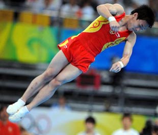 El chino Zou Kai gana el oro en ejercicios de piso 